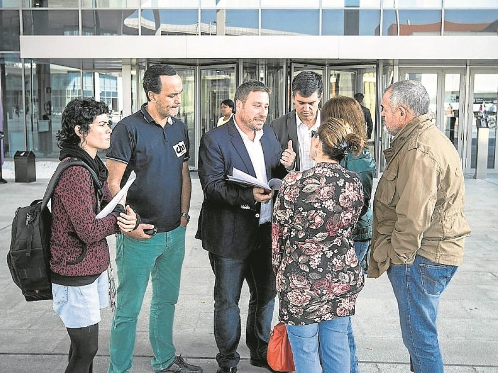 Una delegación de CHA, ayer, antes de presentar la denuncia.