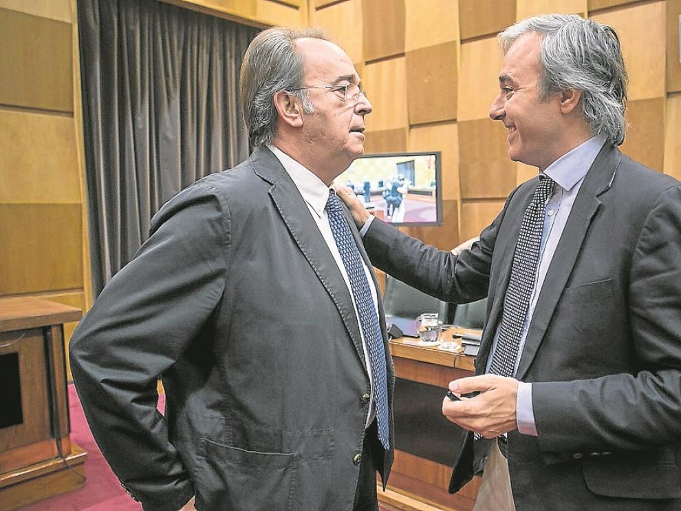 Carlos Pérez Anadón (izquierda) dialoga con el concejal popular Jorge Azcón.