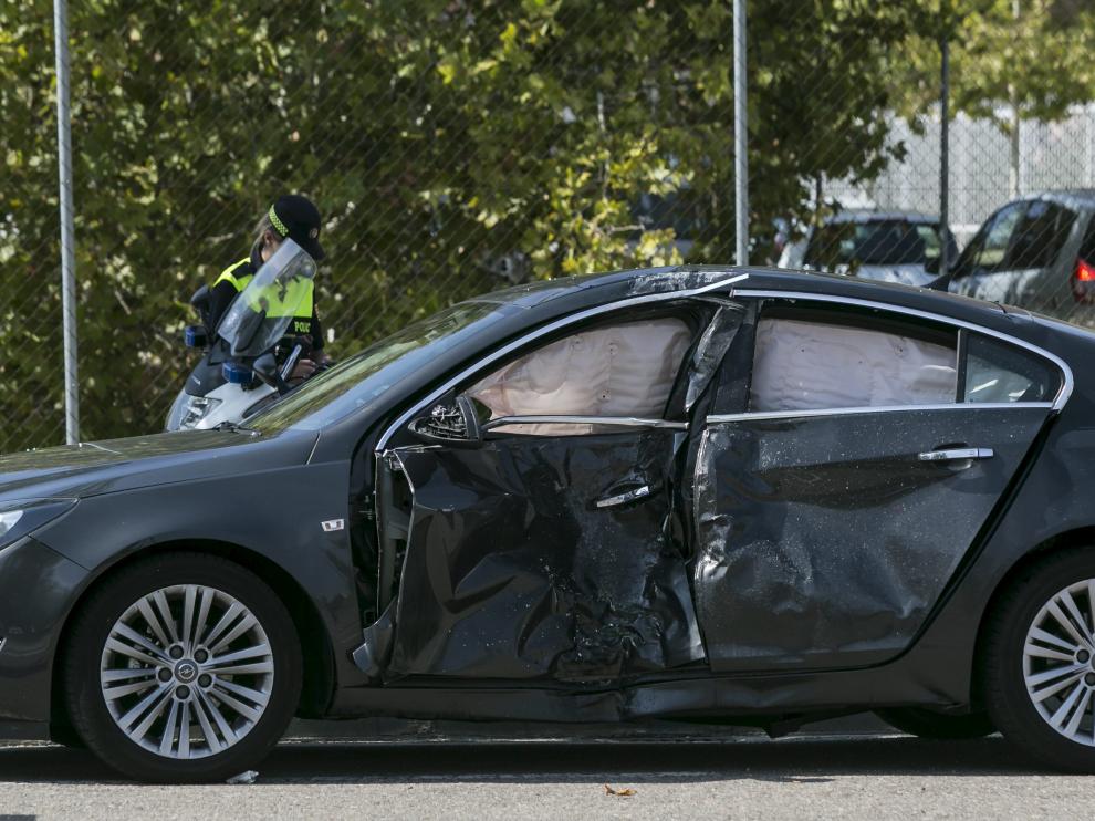 El motorista que perdió la vida en la Z-30 chocó contra este coche, cuyo conductor sufrió heridas leves.