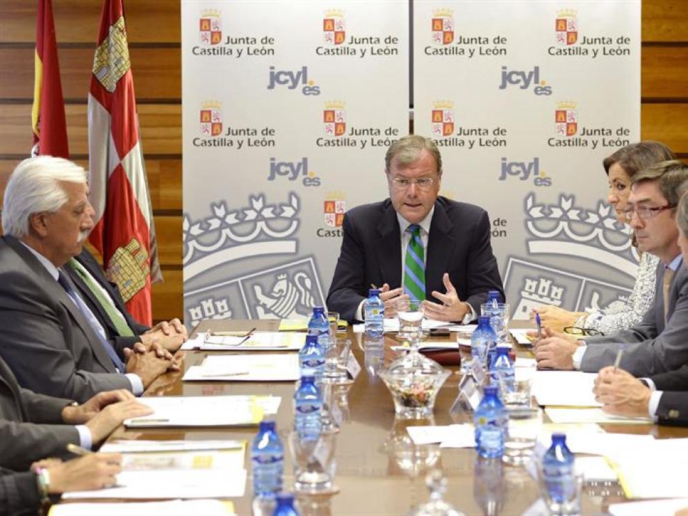 El consejero de Fomento y Medio Ambiente de la Junta de Castilla y León, Antonio Silván (c), durante la reunión celebrada este lunes en Valladolid de la Mesa Intersectorial de la Madera de Castilla y León.