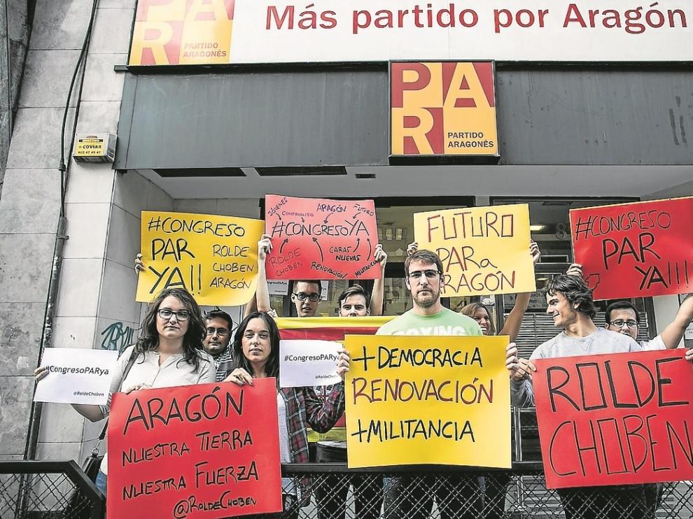 Protesta de los militantes del Rolde Choben a las puertas de la sede del partido, ayer por la tarde.