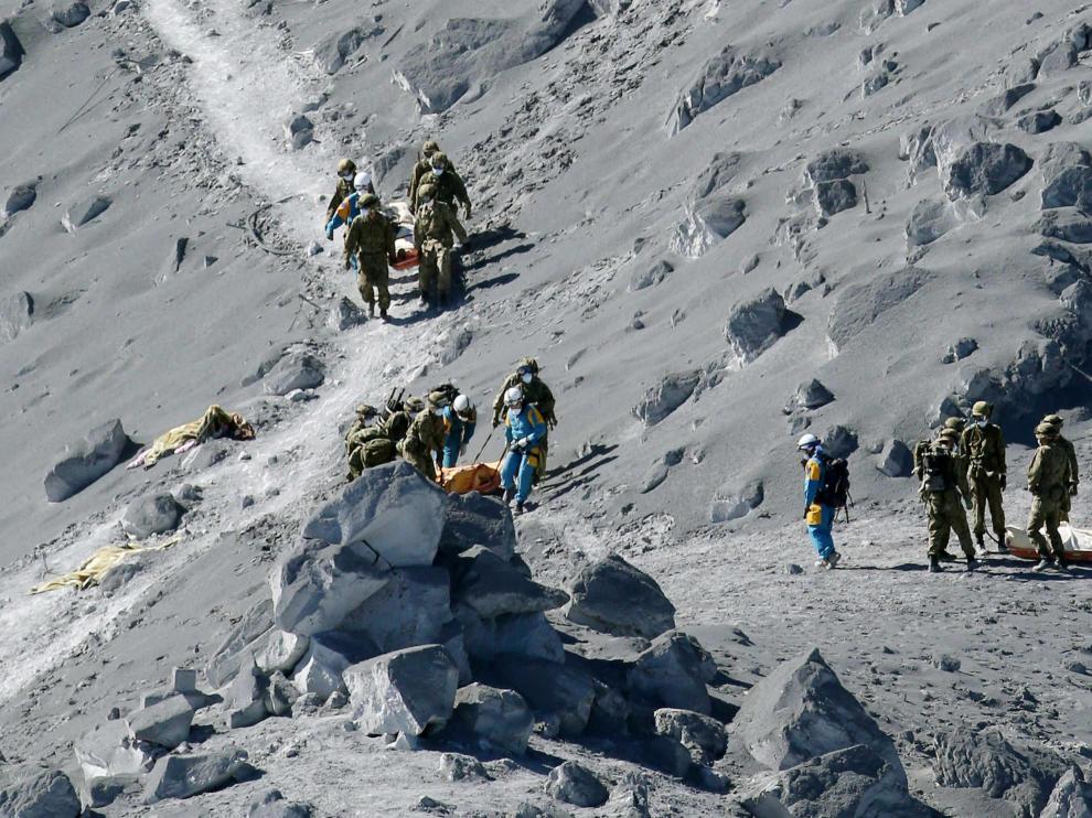 Sanitarios trasladan cuerpos sin vida de la cima del monte Ontake