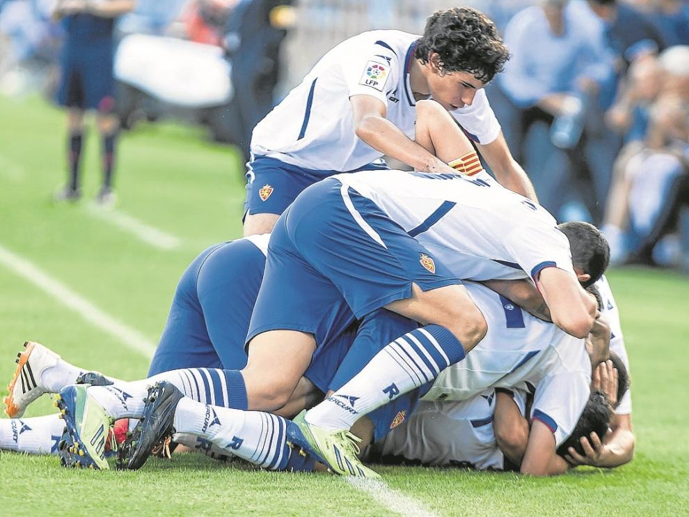 Los jugadores del Real Zaragoza celebran en piña el gol de Borja Bastón al Alavés hace dos semanas.