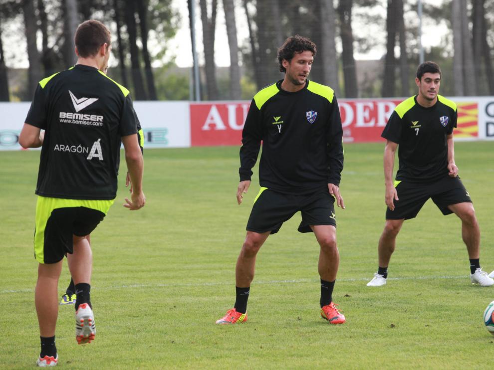 Los jugadores del Huesca, entrenando en el campo del IES Pirámide