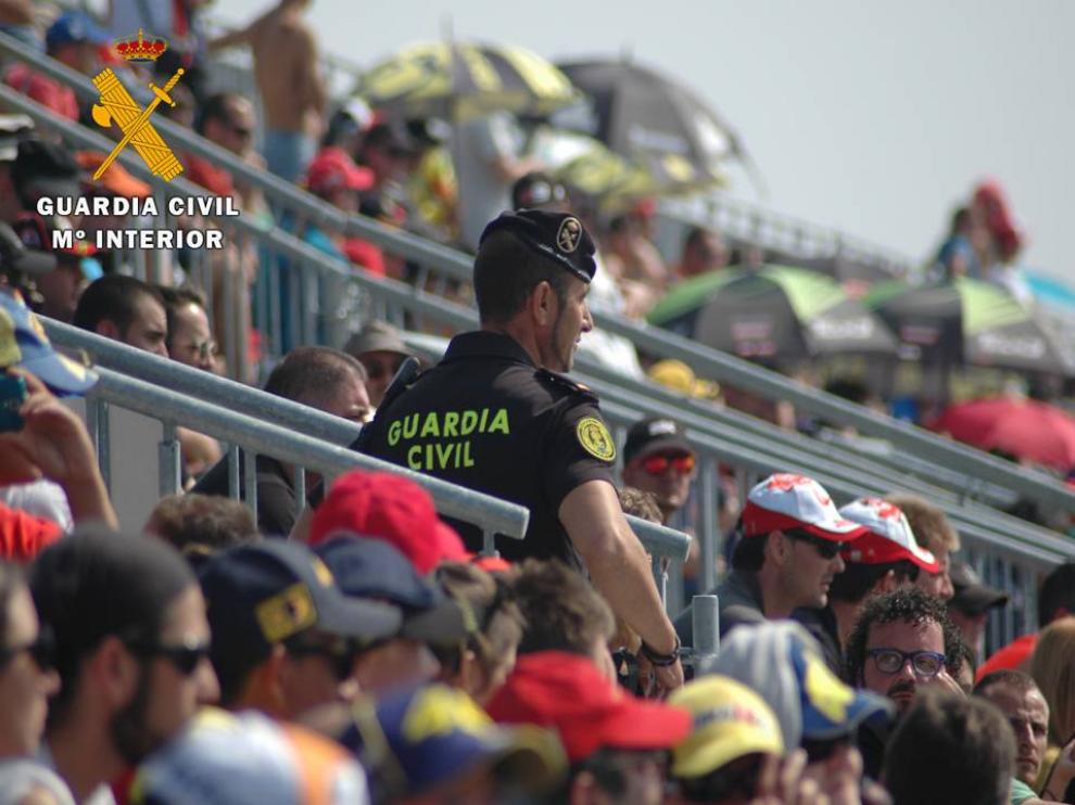 Un agente de la Guardia Civil en las gradas de Motorland