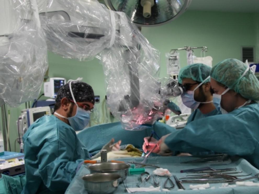 Neurocirujanos en una operación en el Hospital Infantil