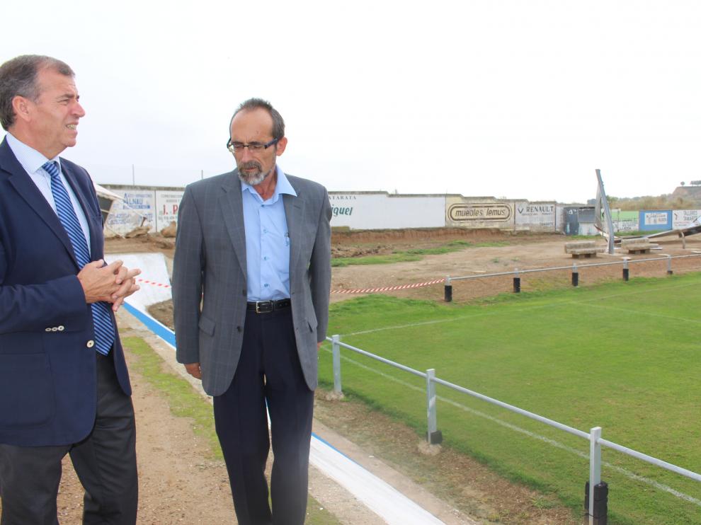Cosculluela y Mateo han visitado el campo de fútbol, donde la tormenta dañó marcadores y paneles de publicidad.