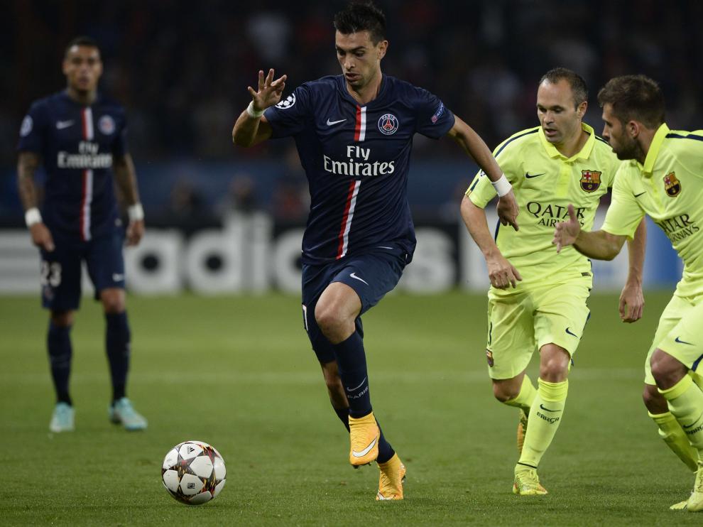 Pastore conduce ante los jugadores del Barça.