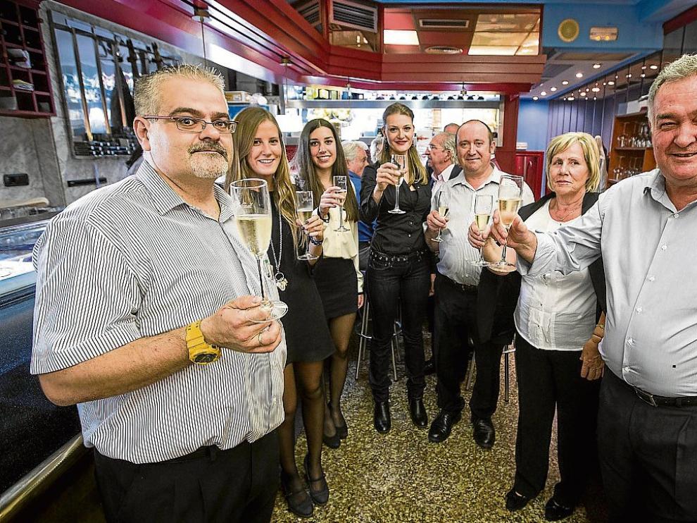 José Manuel Elías, Antonio Valenciano y Jesús Bernad, con familiares y amigas