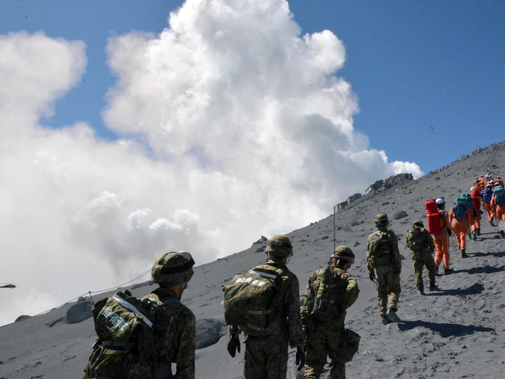 Operaciones de rescate en el monte Ontake