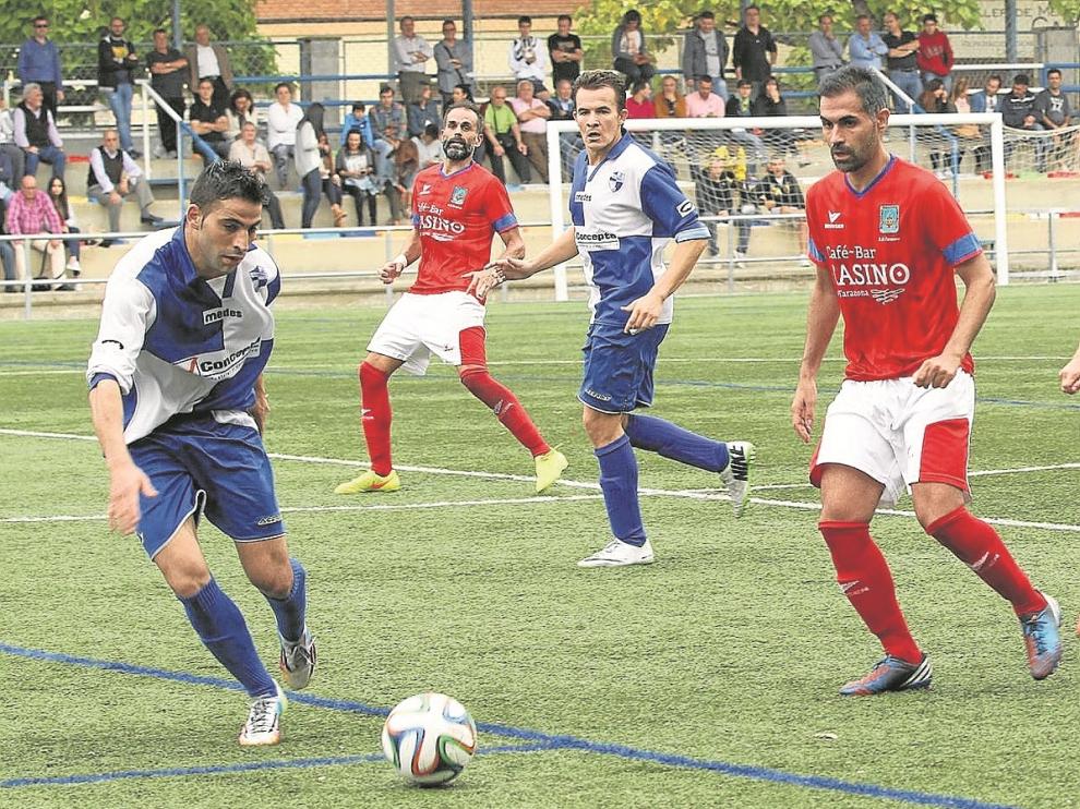 Juanfran y Jorge Sánchez, en un balón dividido durante el partido de ayer.