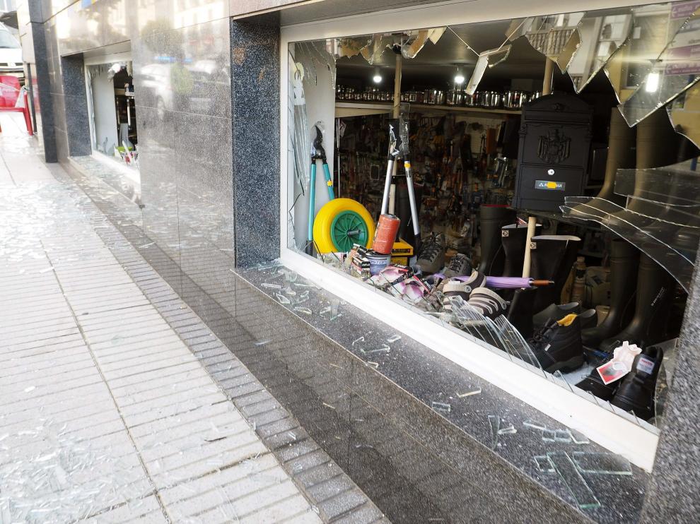 Daños en comercios cercanos al Ayuntamiento de Baralla