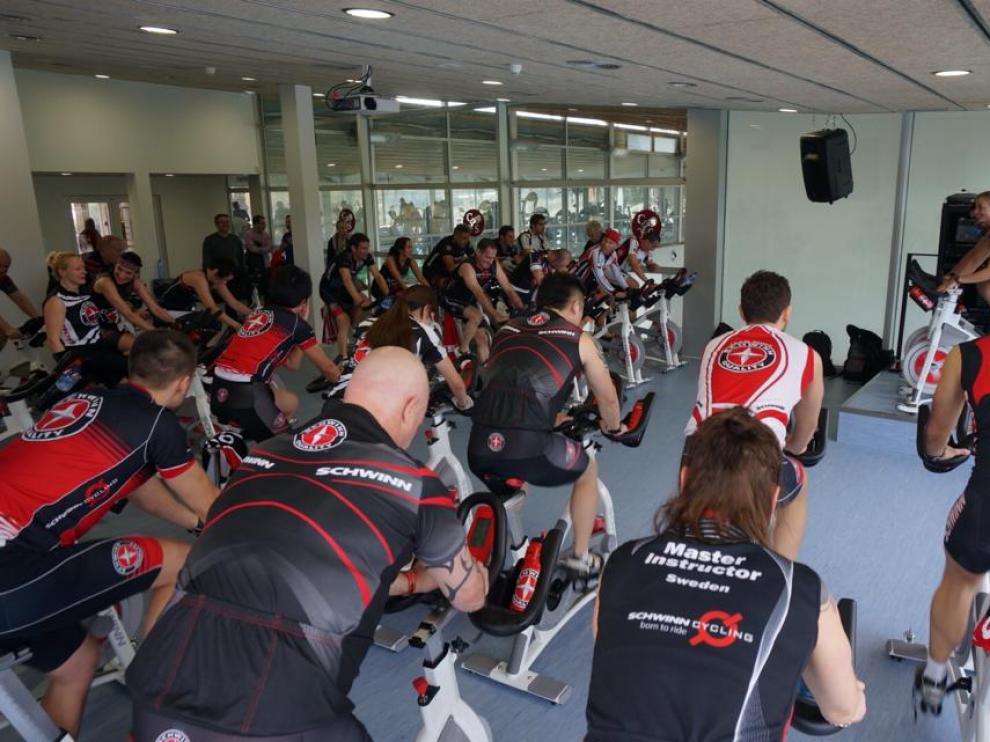 Una clase de ciclo-indoor.
