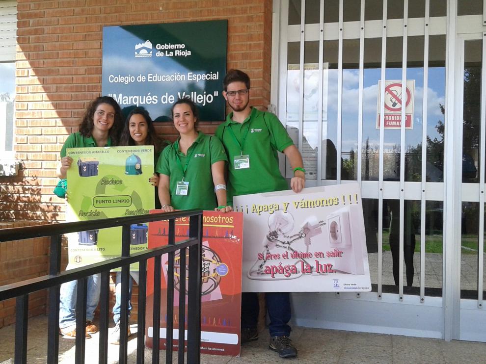 Los voluntarios delante del colegio especial 'Marqués de Vallejo' de Logroño.