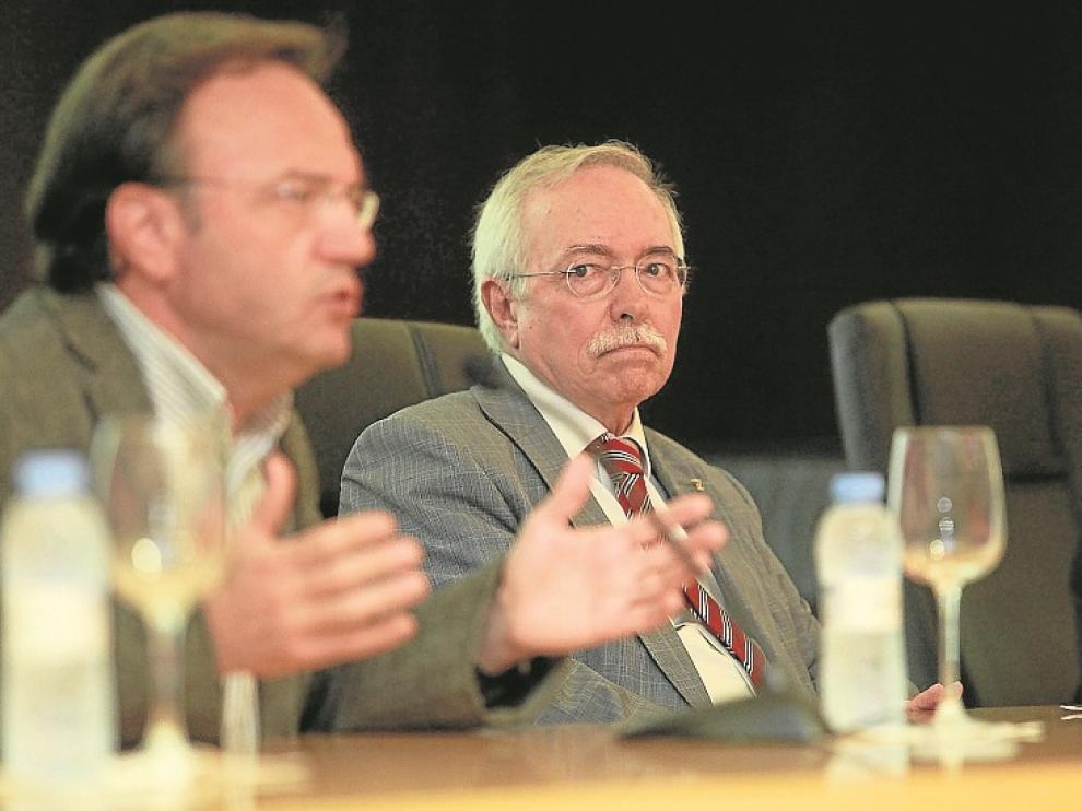 Guillermo Fatás y, a su derecha, José Domingo Dueñas.