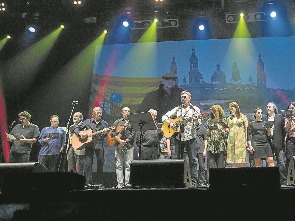 Todos los intérpretes que participaron en el concierto se subieron al escenario para cantar dos canciones junto al público.