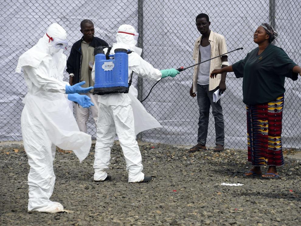 Personal sanitario a la salida de un hospital en Monrovia (Liberia).