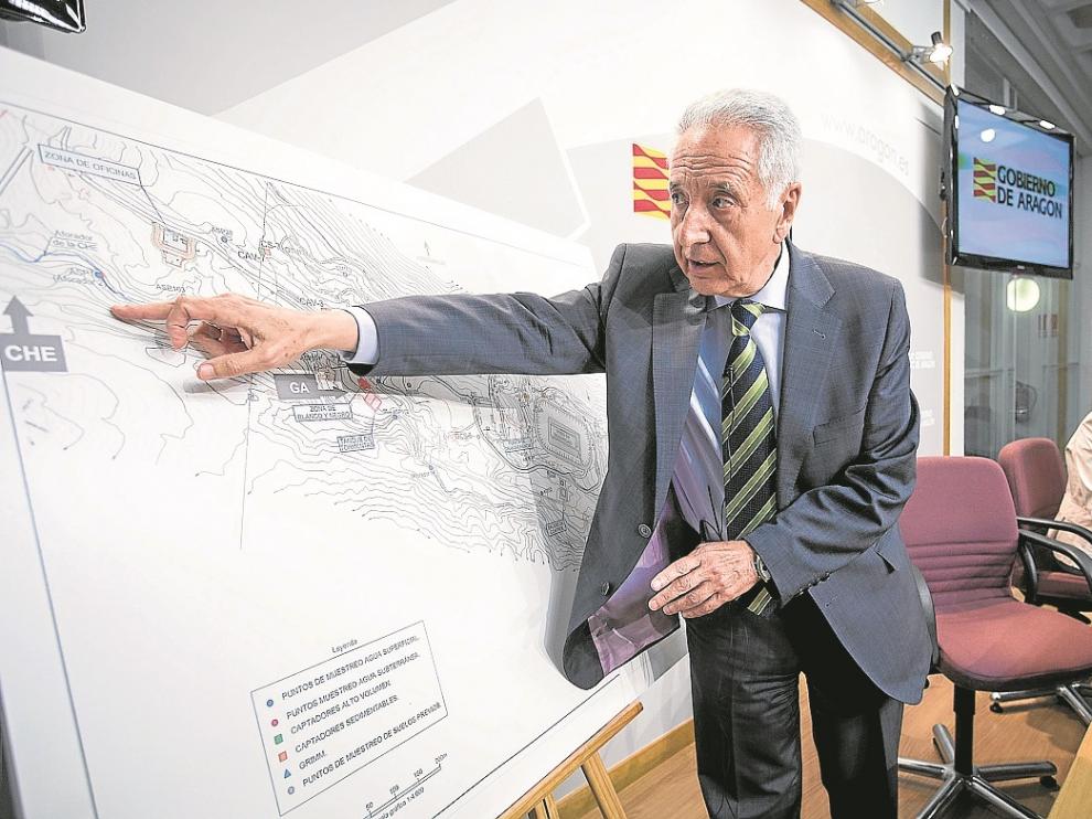 Modesto Lobón explica sobre un plano dónde se tomaron las muestras de la DGA y de la CHE.