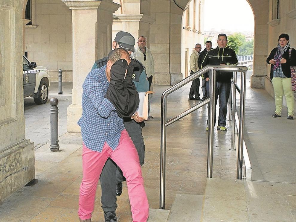 El farmacéutico de Alloza, entrando ayer a los juzgados.