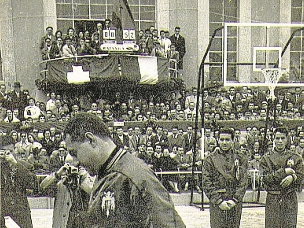 Kucharski jugó su último partido como internacional el 13 de abril de 1958 en Huesca, en un España-Suiza.