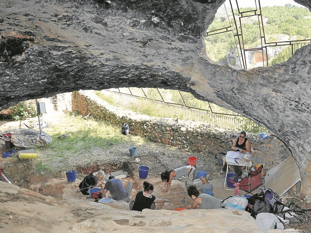 Un aspecto de las excavaciones arqueológicas realizadas a finales de septiembre en la cueva oscense de la Fuente del Trucho.