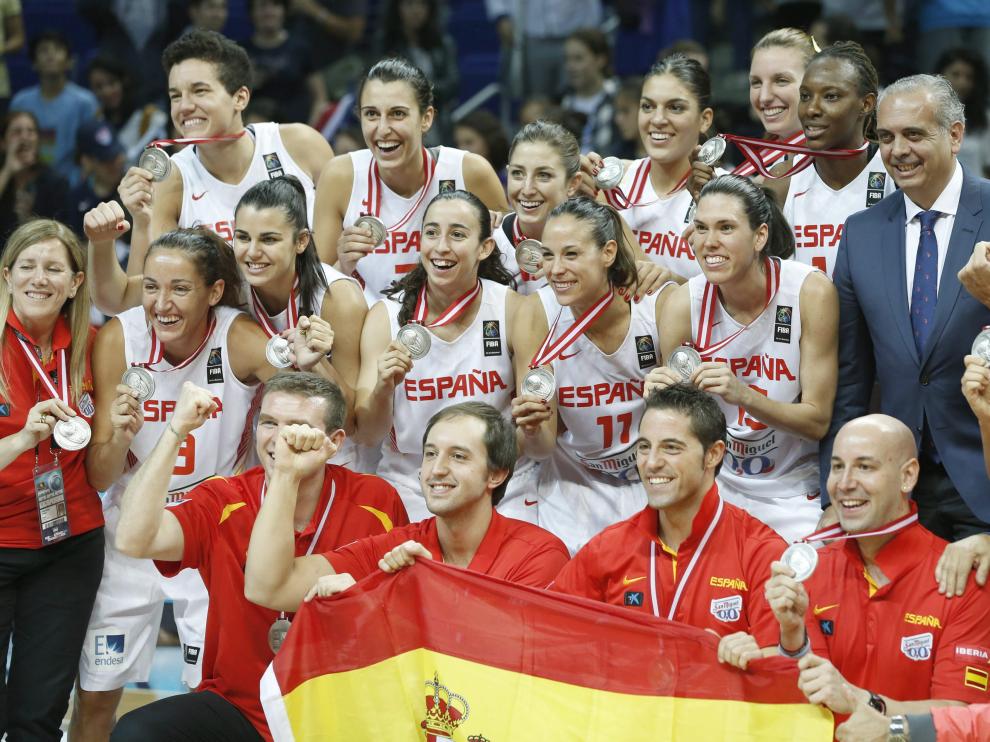 Las chicas de la selección posan con sus medallas