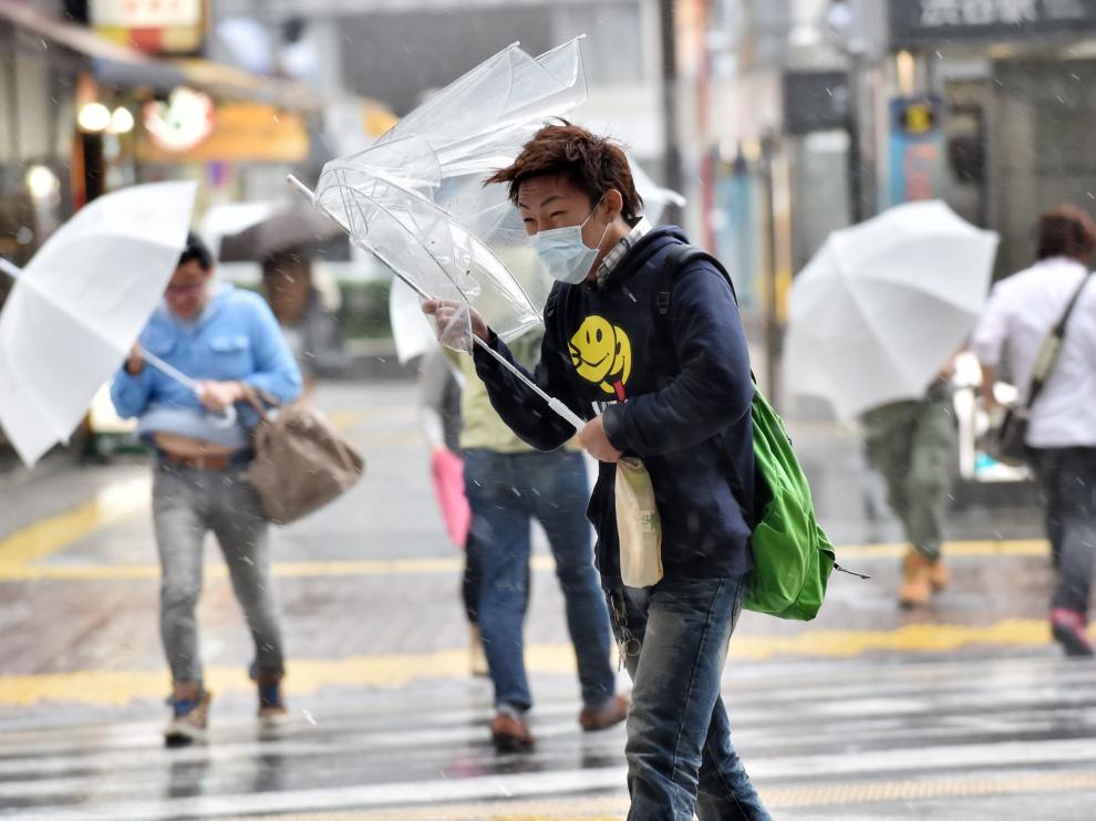 El tifón Phanfone ha originado vientos huracanados y lluvias