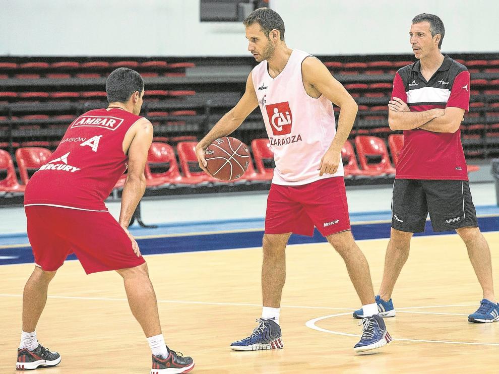 Pedro Llompart, base del CAI Zaragoza, es defendido por Kevin Lisch durante un entrenamiento.