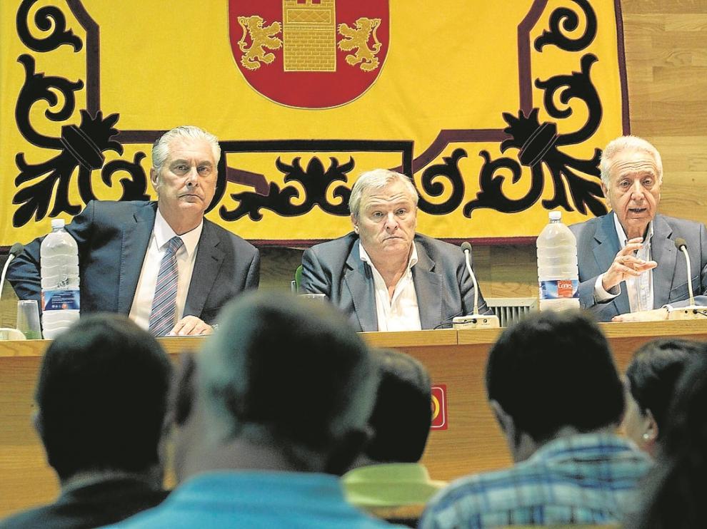 Antonio Suárez, Jesús Gayán y Modesto Lobón, ayer, durante la reunión de Villanueva.