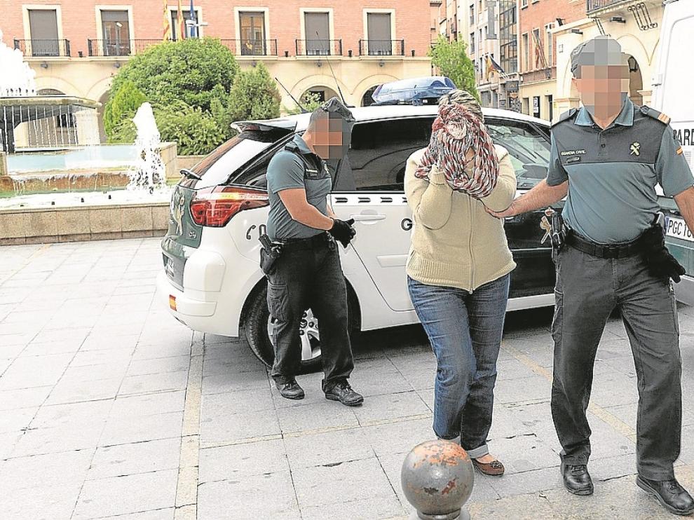 Una de las farmacéuticas detenidas, al dirigirse el pasado viernes a declarar ante el juez.