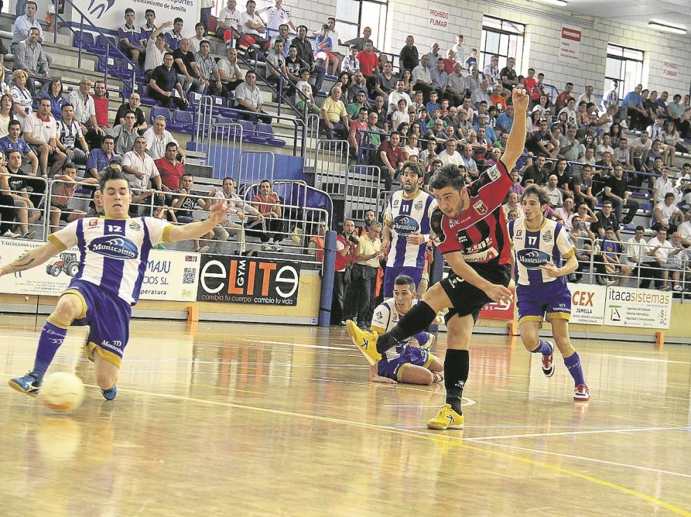 Retamar (D-Link Zaragoza) dispara a la portería del Montesinos Jumilla.