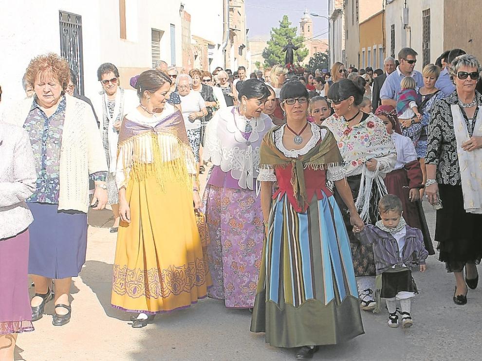 La procesión congregó a numerosos vecinos, ayer en Lumpiaque.