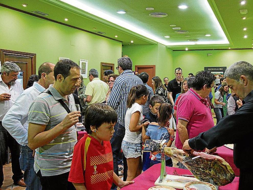 Amigos y clientes celebrando el décimo aniversario del establecimiento
