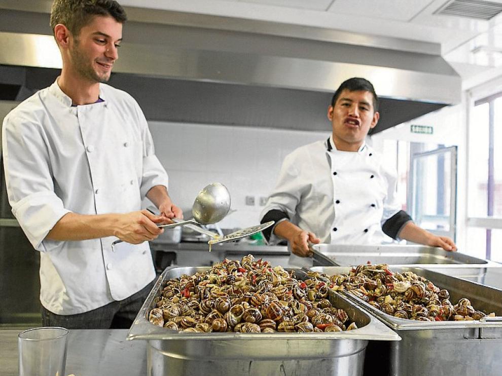 Preparando los caracoles para sacarlos al comedor