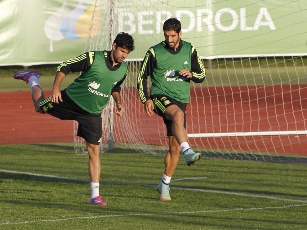 Diego Costa y Raúl García entrenan ante la mirada de Del Bosque