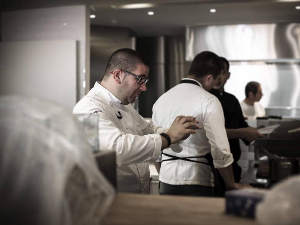 Dani García en la cocina de su restaurante en Marbella, que cerrará el próximo 22 de octubre