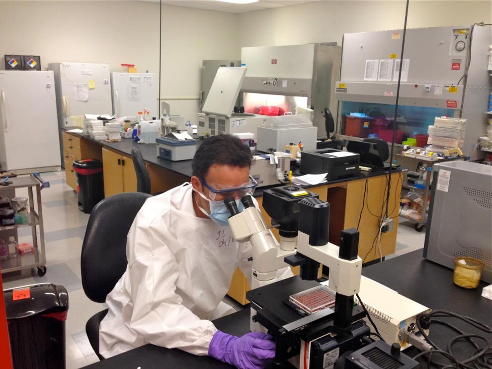 El virólogo español Juan Lama lleva más de 18 años trabajando como investigador en San Diego (EE. UU.).