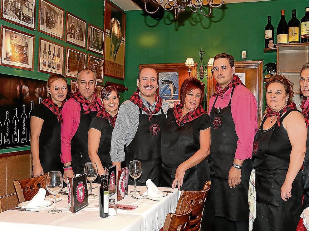 Todo el equipo de Mesón Martín, con Mariví Embid en el centro