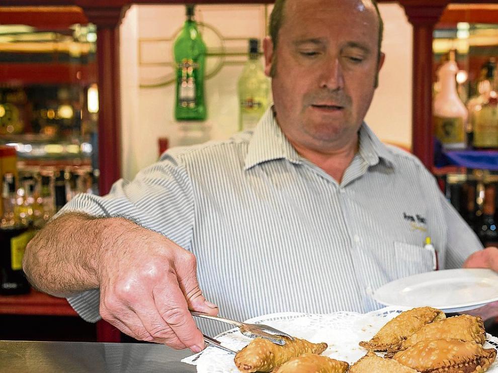 Antonio Valenciano, sirviendo empanadillas del San Siro
