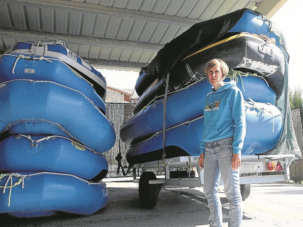 En el almacén de la empresa Ur Pirineos, en Murillo de Gállego, las barcas permanecen paradas, y los cascos y trajes de neopreno apenas se mueven de los estantes y las perchas. Estos días hay poca actividad, comenta su gerente, Inés Dewulf.