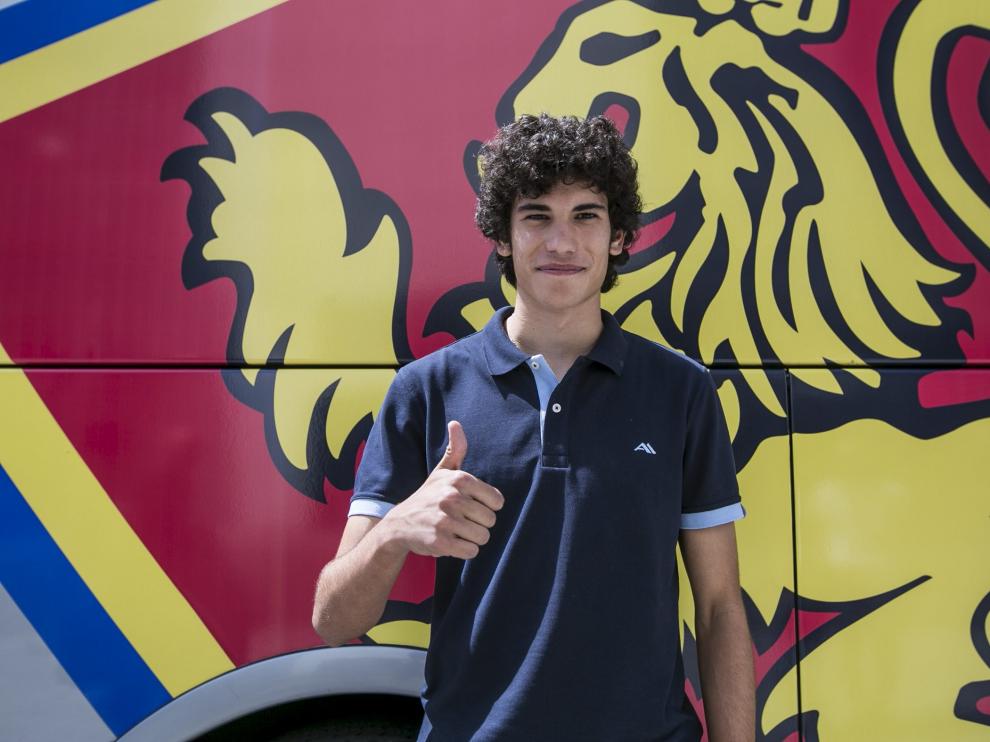 Vallejo posa delante del escudo del bus del Real Zaragoza