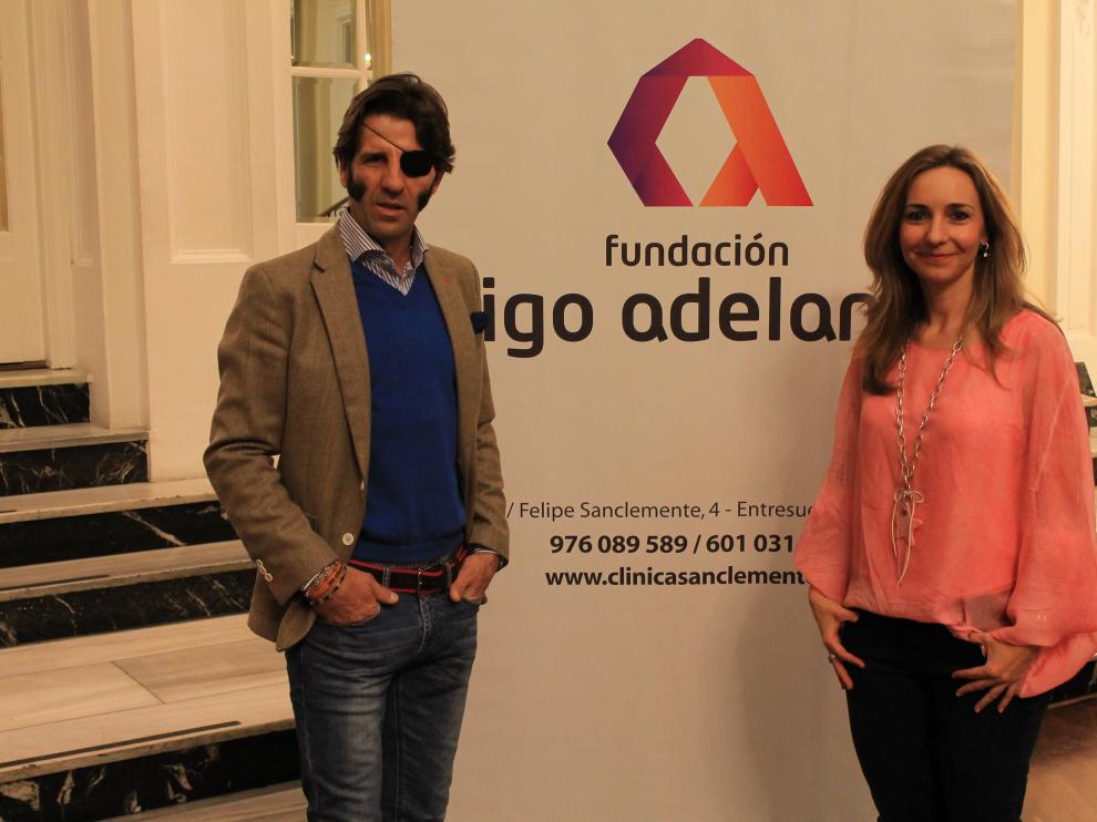 El torero, junto a Sonia Peña, presidenta de la fundación 'Sigo Adelante'.