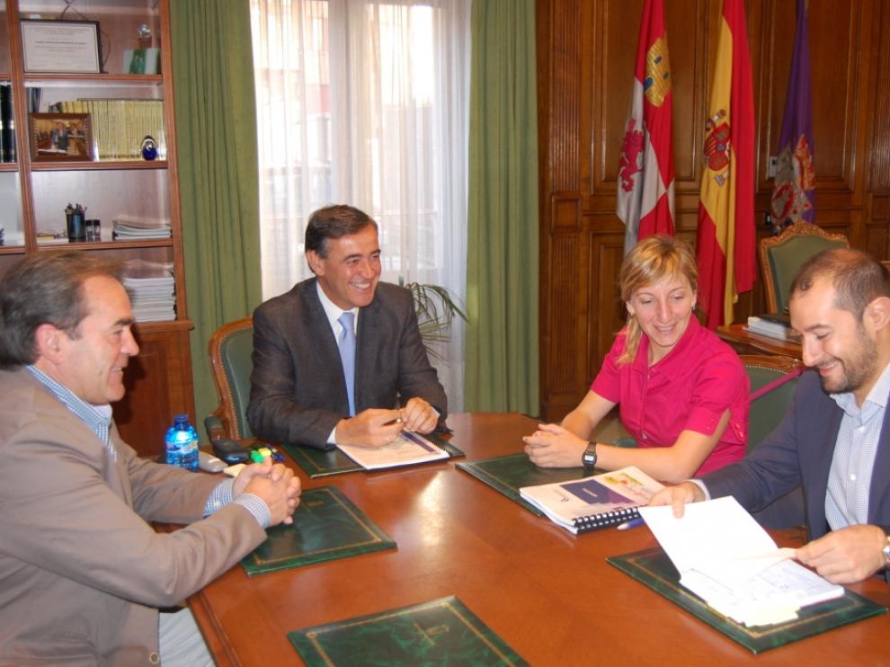 Ambas partes, Diputación y Asohtur han rubricado el convenio