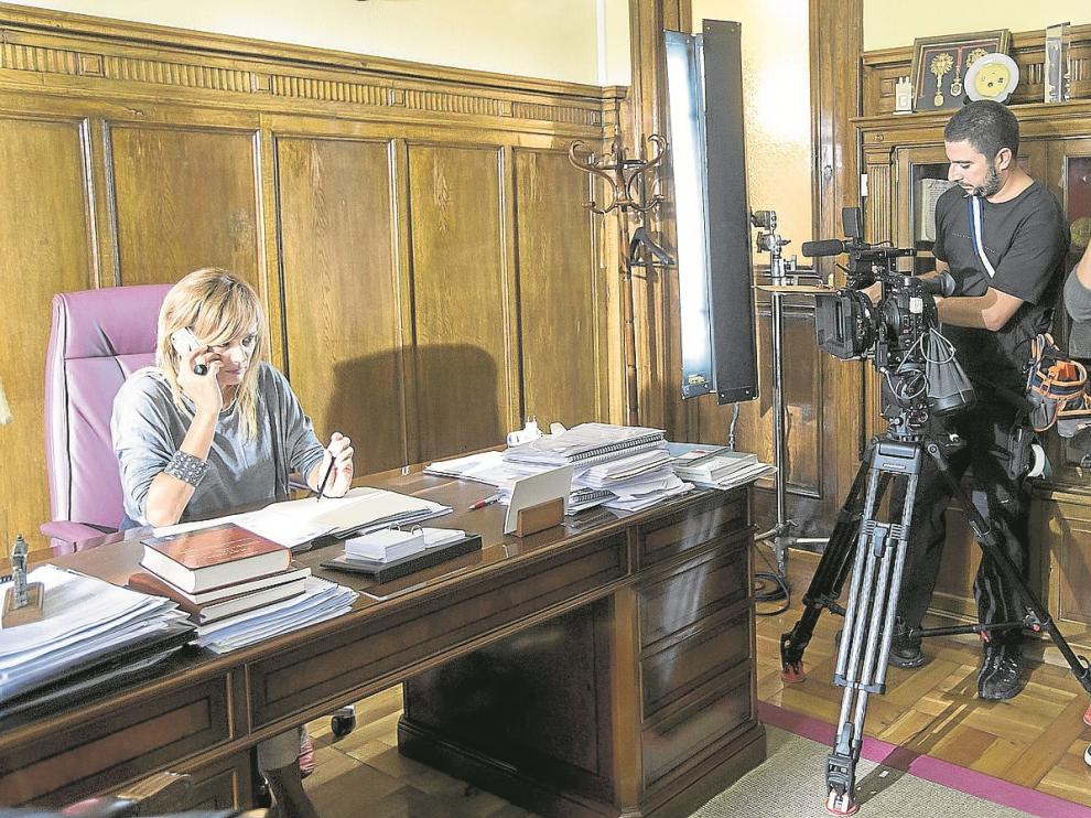 Emma Suárez, sentada ayer en un despacho del Colegio de Abogados ensaya la escena ante la mirada de Pablo Aragüés (derecha).
