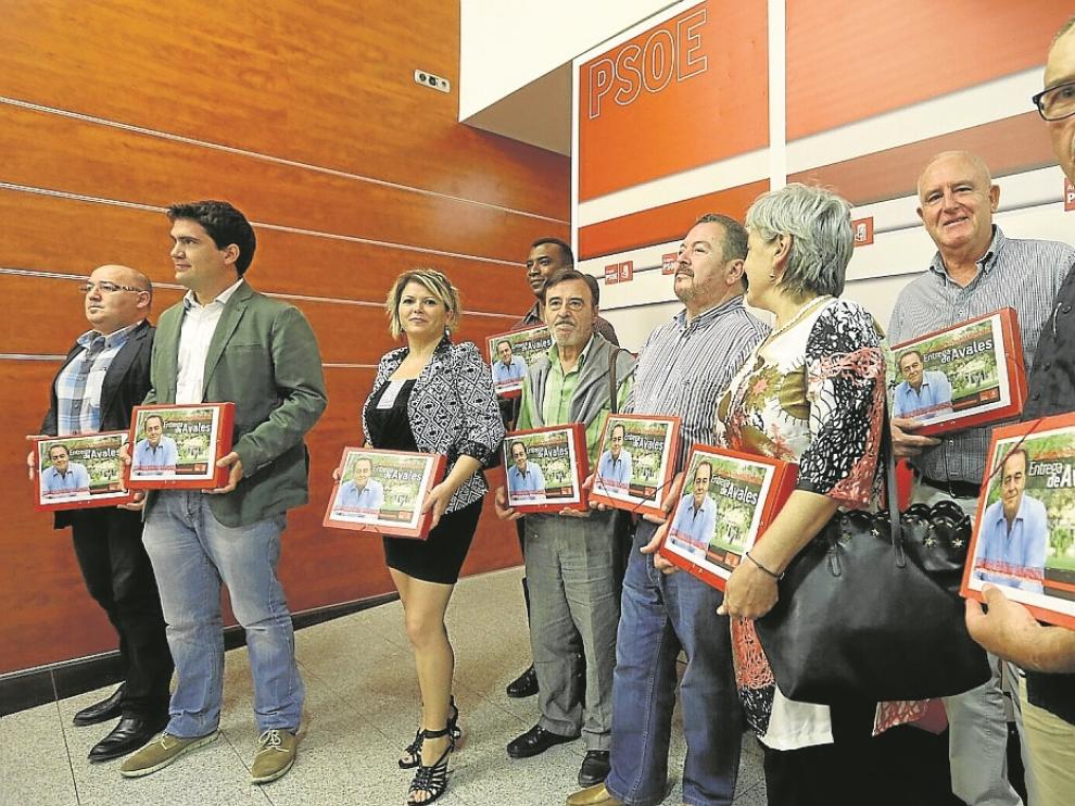 Miembros de la plataforma de apoyo a Carlos Pérez, minutos antes de presentar los avales.