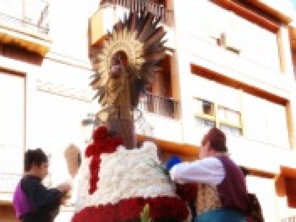 Muchos pueblos de Aragón realizan sus ofrendas a la Virgen del Pilar