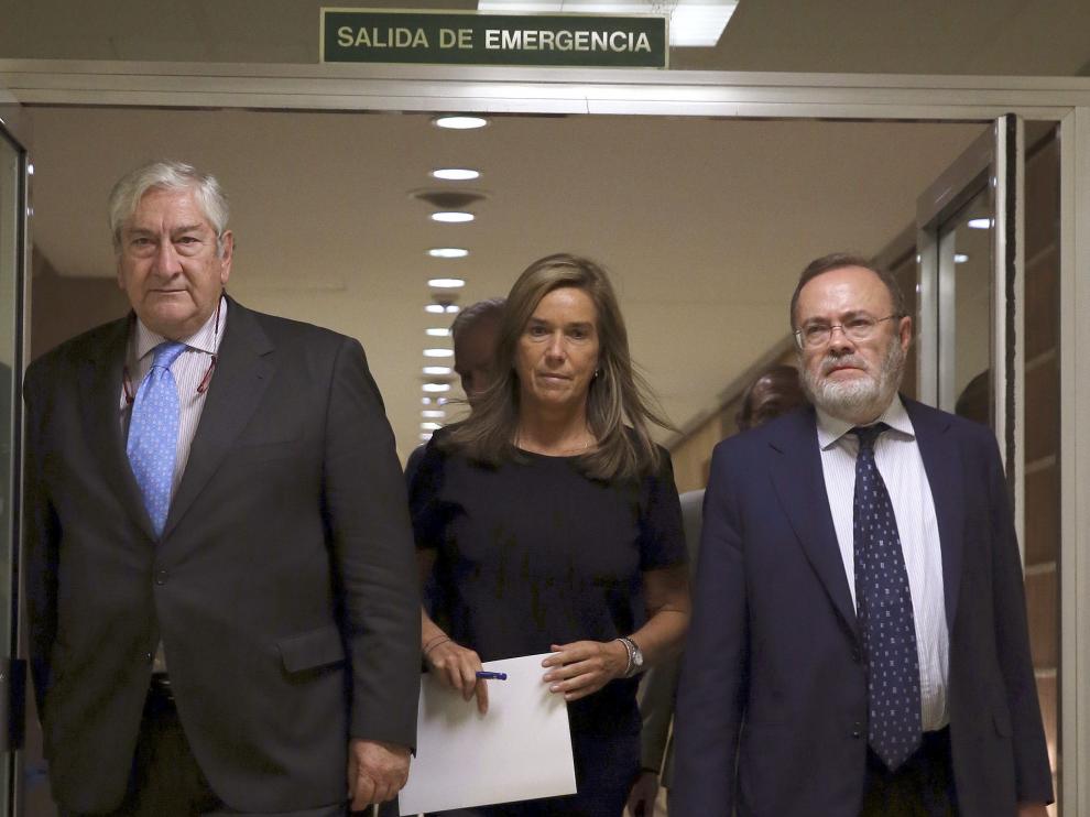 El consejero madrileño, junto a la ministra de Sanidad