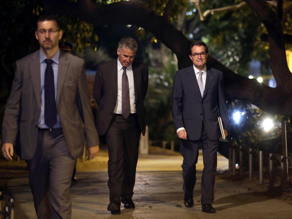 El presidente de la Generalitat a su salida anoche de la reunión con los partidarios de la consulta