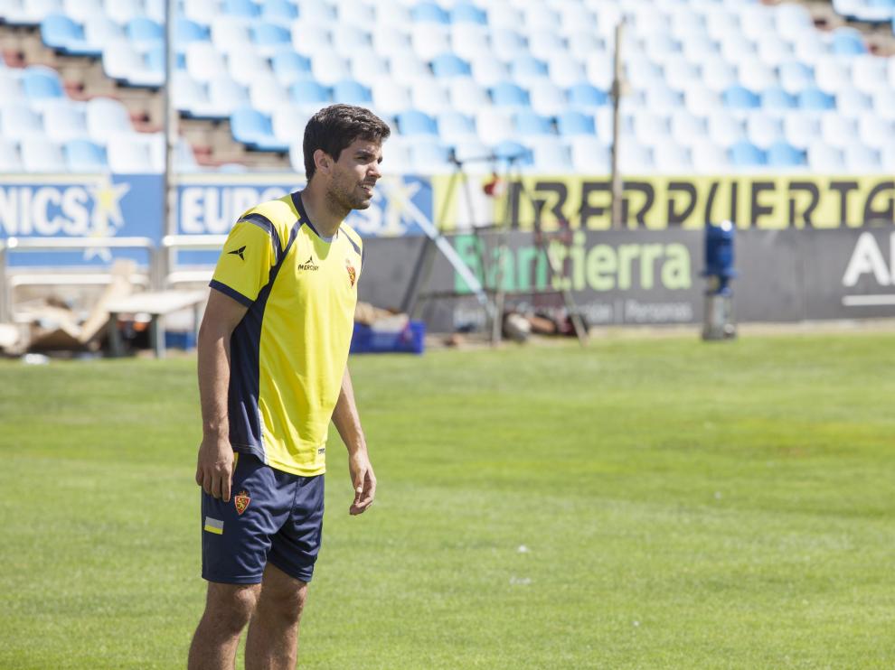 Cabrera, en un entrenamiento del Real Zaragoza en La Romareda