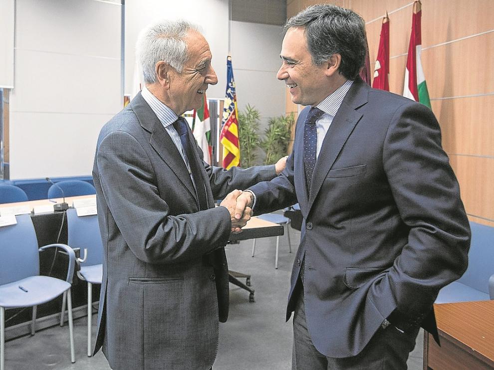 El consejero de Medio Ambiente, Modesto Lobón, con el presidente de la CHE, Xavier de Pedro, ayer.